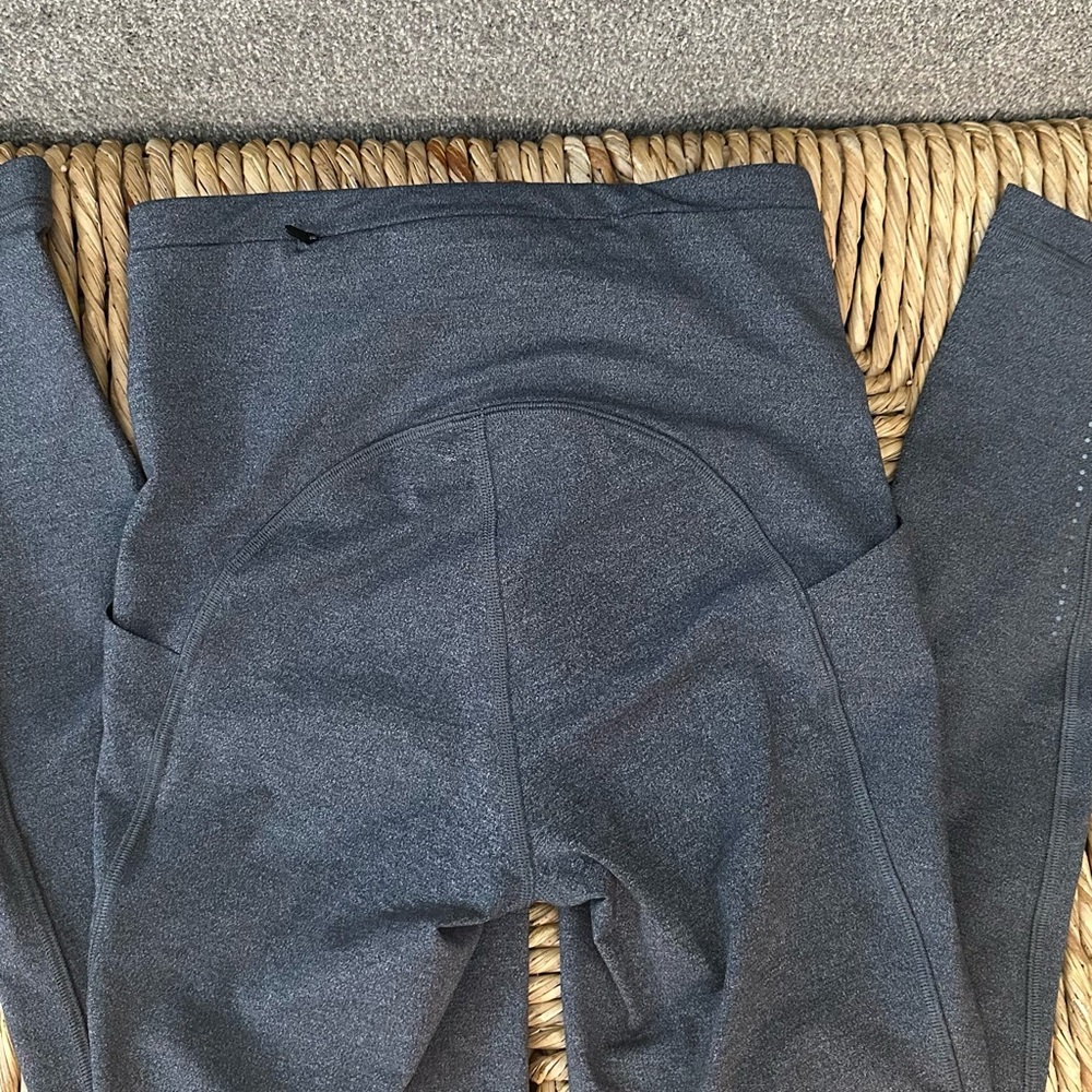 Lululemon Speed Up leggings (no seam on bottom of pocket) size 4, 28”